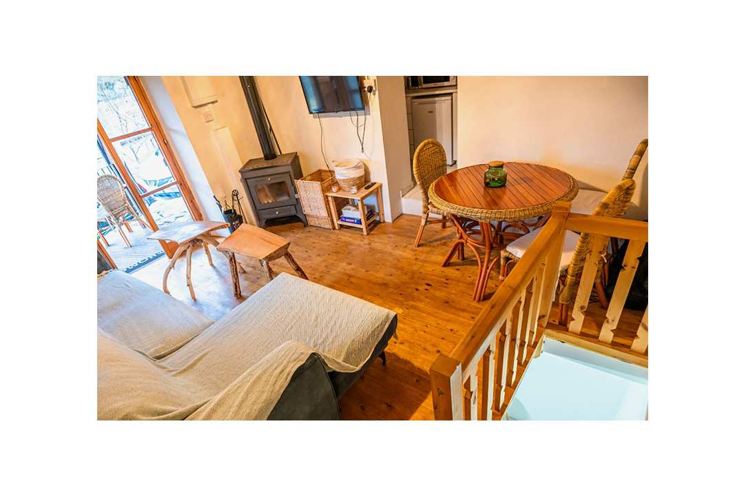 Τρείς cozy παραδοσιακές επαύλεις  στο βουνό με τζακούζι, σάουνα, cinema, BBQs σε περιμένουν για χαλάρωση και ηρεμία για αξέχαστη διαμονή