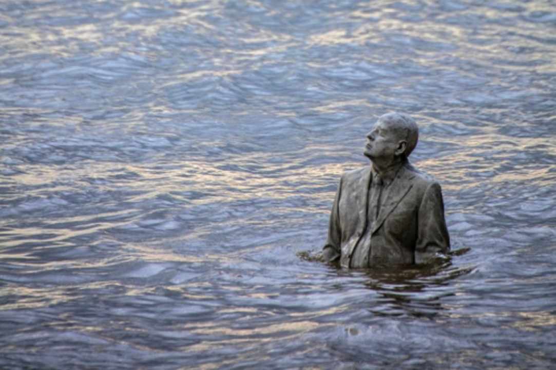 Υποβρύχια γλυπτά αλόγων που εμφανίζονται μόνο δύο ώρες τη μέρα!