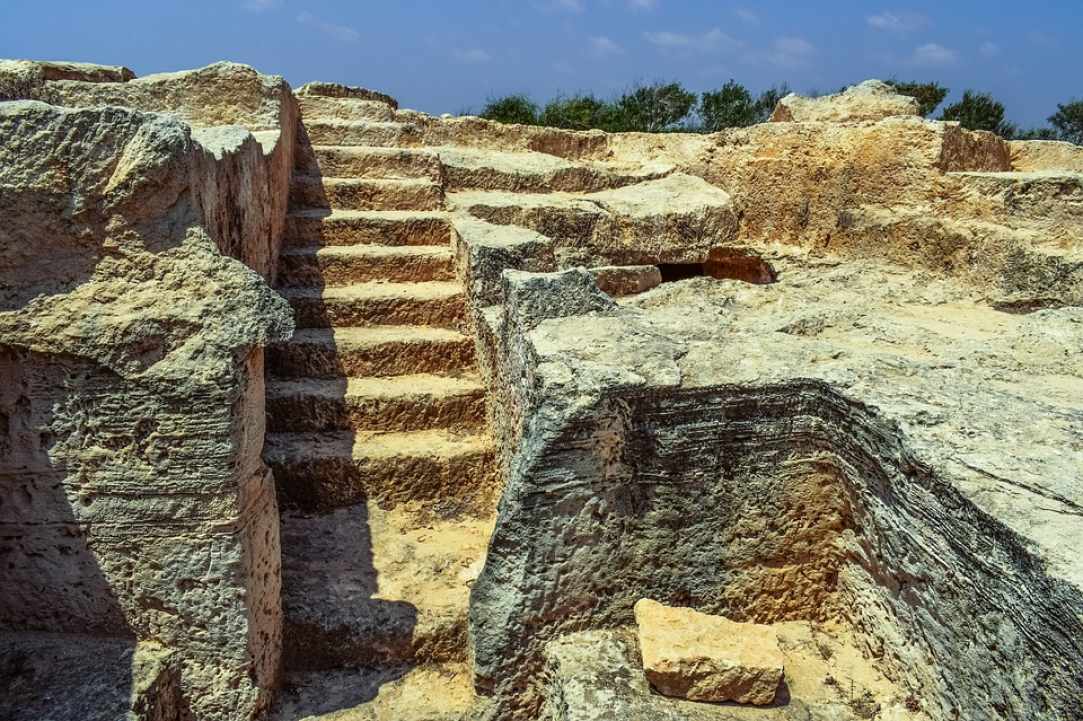 Οι Αρχαίοι τάφοι της Μακρονήσου στην Αγία Νάπα