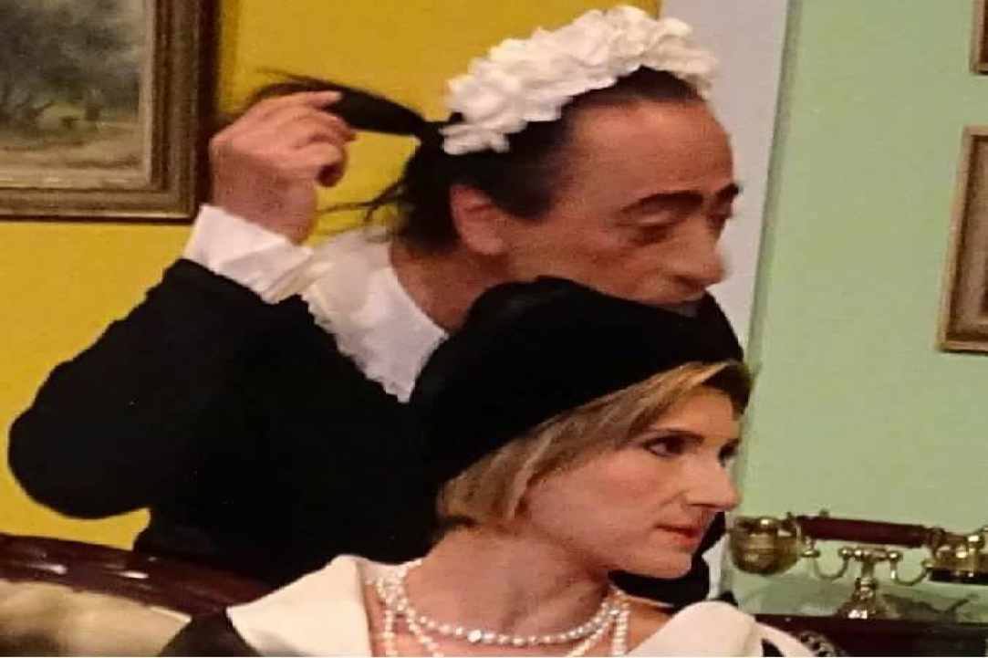 Η Εταιρεία "Προσκήνιο Πολιτισμός-Κοινωνική Ψυχαγωγία" μας συστήνει τη νέα της θεατρική δουλειά 