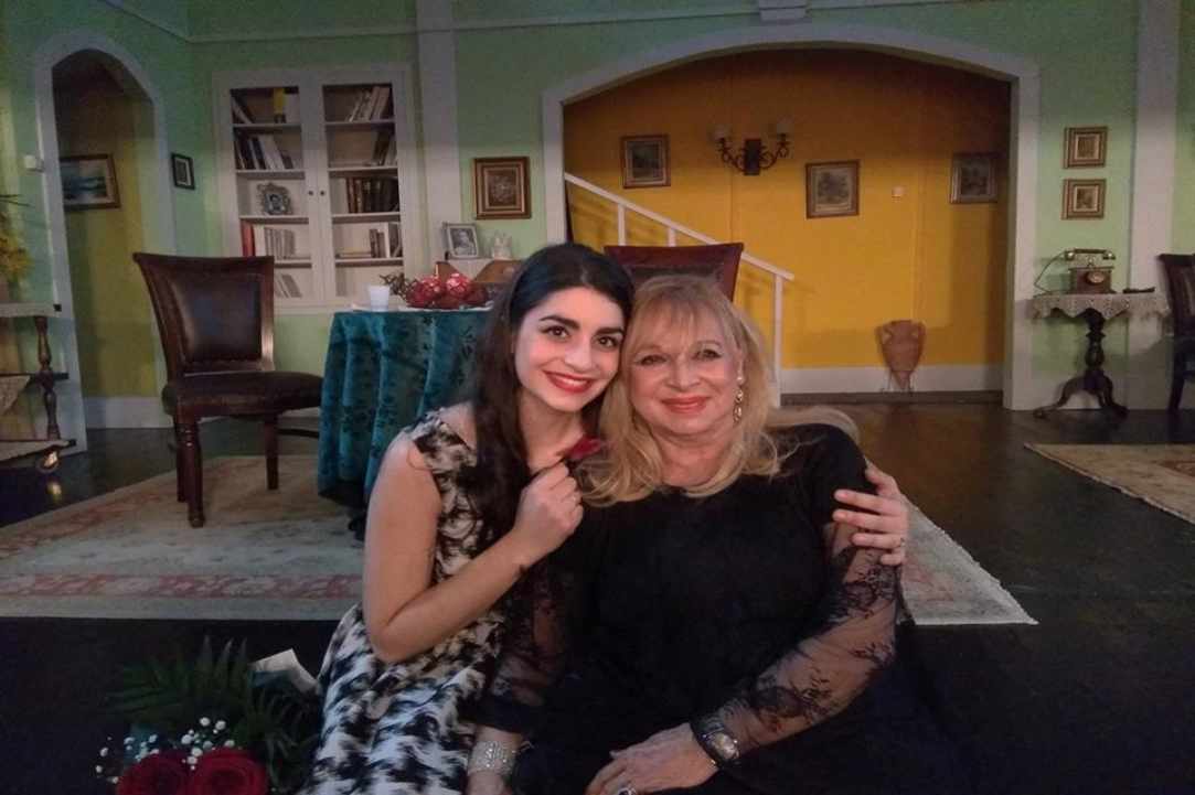 Η Εταιρεία "Προσκήνιο Πολιτισμός-Κοινωνική Ψυχαγωγία" μας συστήνει τη νέα της θεατρική δουλειά 