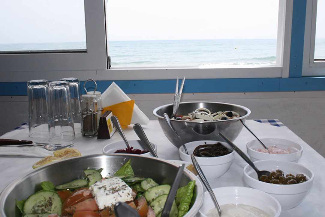 Συνέντευξη με τον ιδιοκτήτη του εστιατoρίου «Ακρογιάλι» στο Μενεού