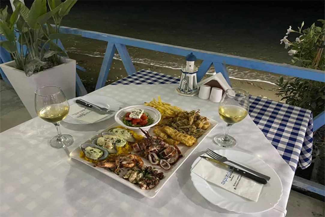 Συνέντευξη με τον ιδιοκτήτη του εστιατoρίου «Ακρογιάλι» στο Μενεού