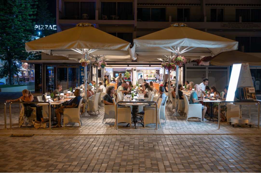 Εστιατόριο στην Πάφο ζητά 2 επαγγελματίες σερβιτόρους στον χώρο της εστίασης