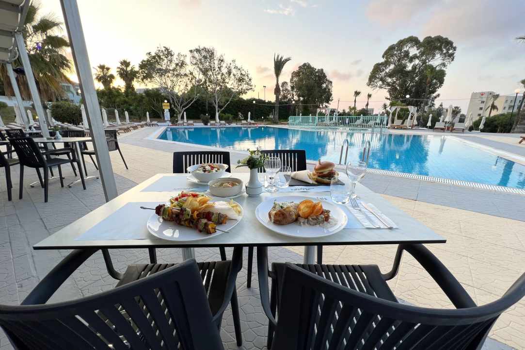 Adelais Bay Hotel gallery image 4