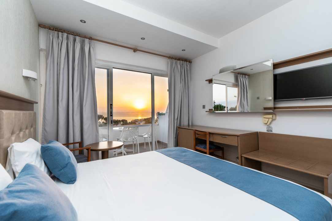 Adelais Bay Hotel