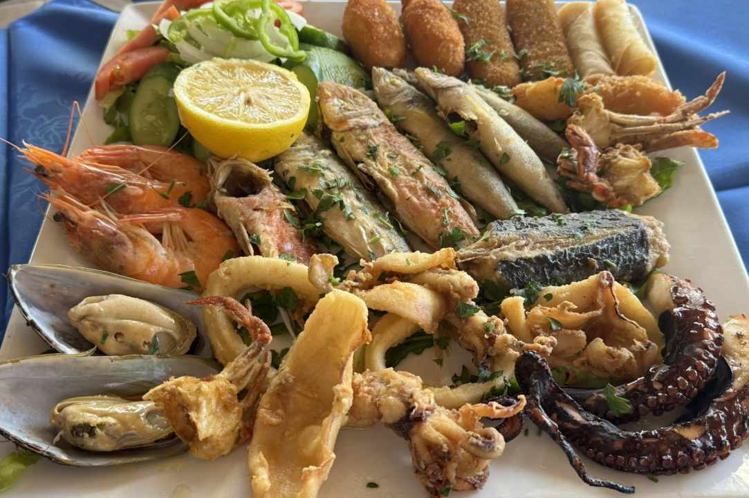 Salamis Restaurant and Sports Bar gallery image 2