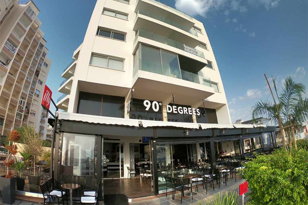 90 Degrees Cafe