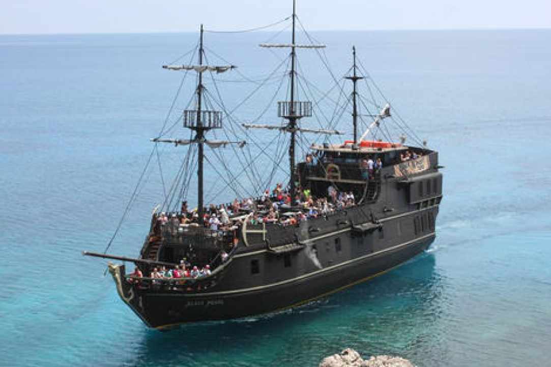 The Black Pearl Pirate Boat gallery image 1