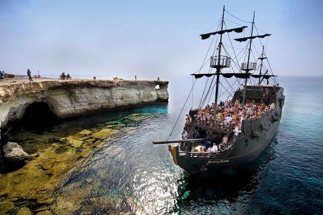 The Black Pearl Pirate Boat gallery image 2