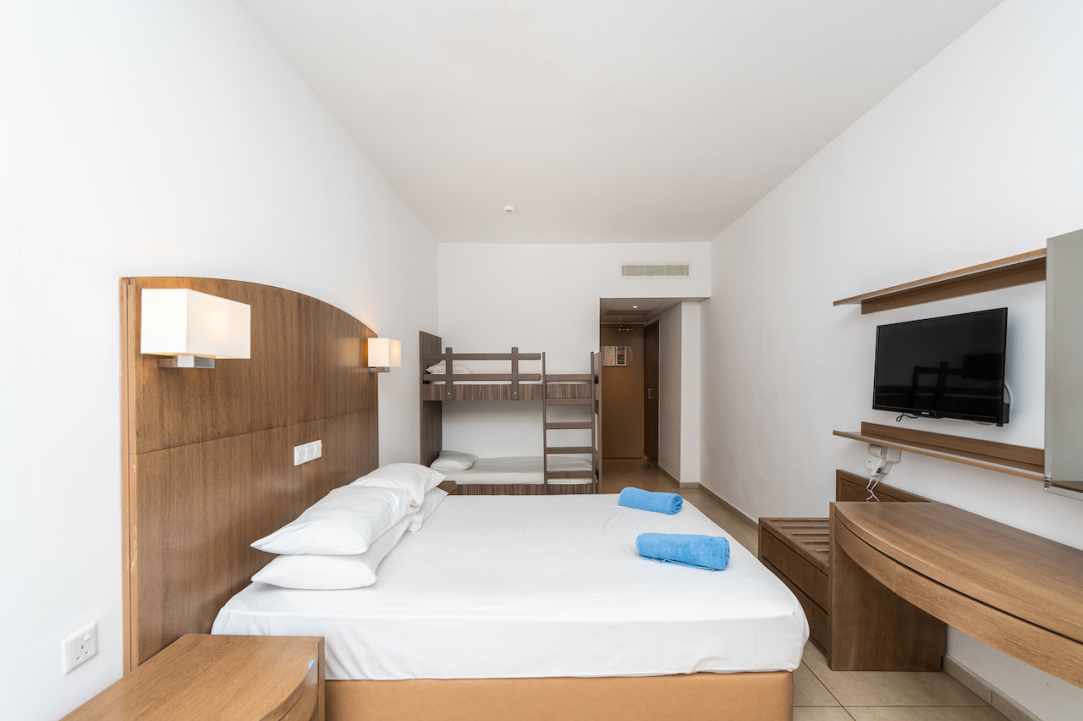 Adelais Bay Hotel