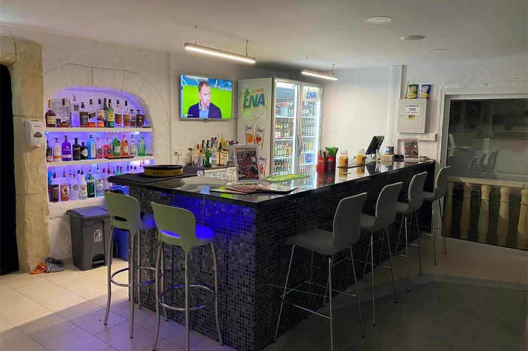 Octagon Lounge Bar-Restaurant