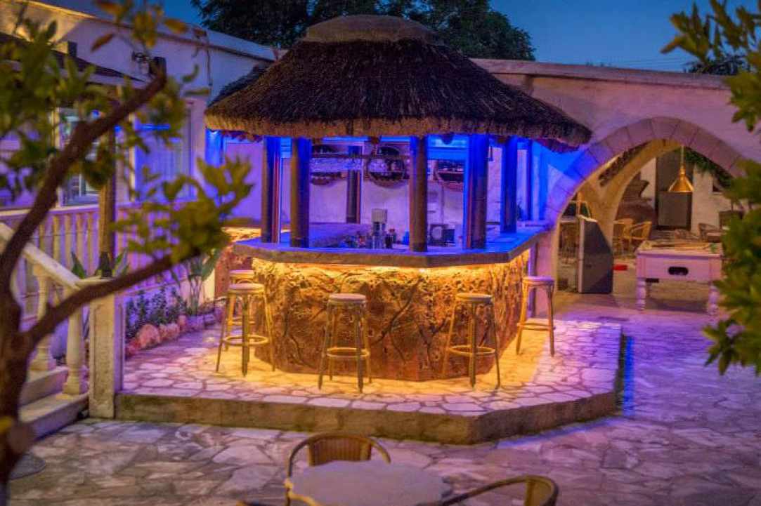 Octagon Lounge Bar-Restaurant