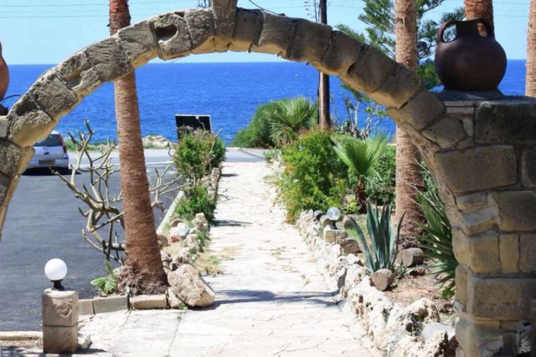Tsiakkas Beach Tavern