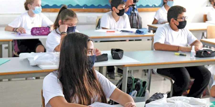 Εκπαιδευτικός πήγαινε με συμπτώματα σχολείο