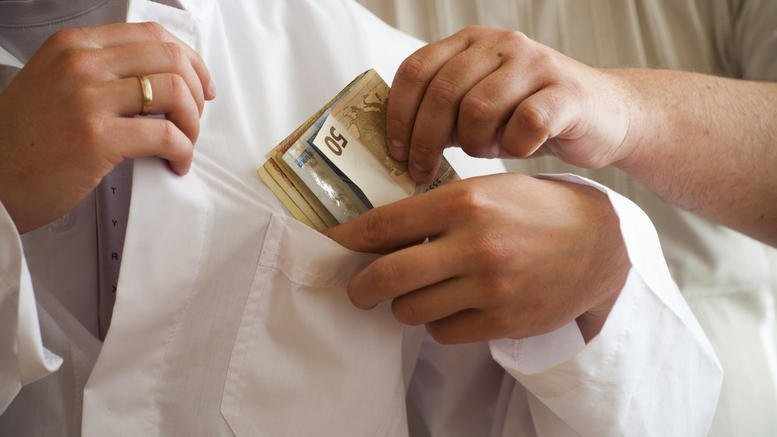 Γιατροί ζητούν «φακελάκια» από ασθενείς