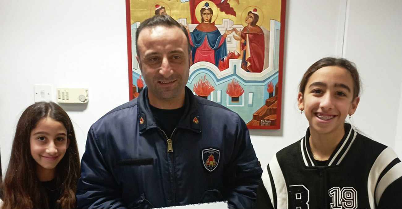 Φωτογραφήθηκαν με τον Πυροσβέστη που τους έσωσε τη ζωή