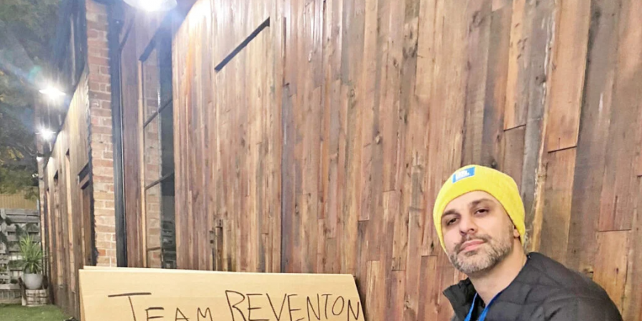 Κύπριος CEO βγήκε στους δρόμους για να μαζέψει χρήματα για τους άστεγους