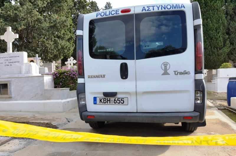 H διαδικασία εξέτασης των οστών του εθνοφρουρού