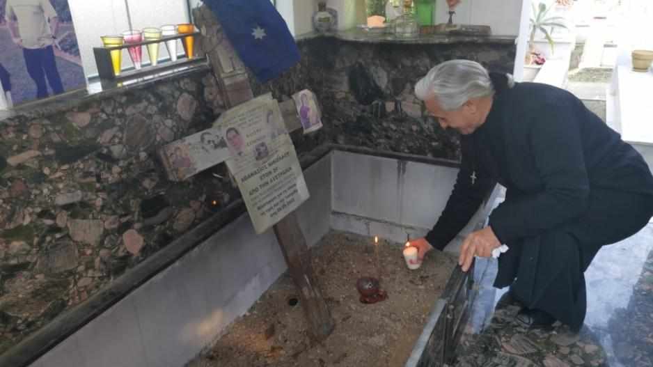 Το ξέσπασμα της χαροκαμένης Αντριάνας μετά την εκταφή του παιδιού της