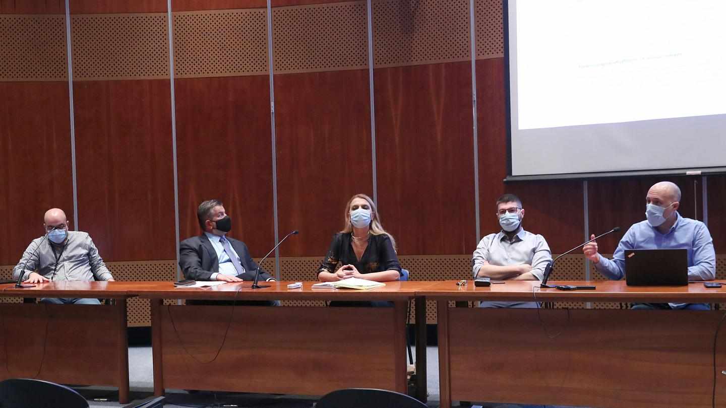 Στο τραπέζι self-test, τηλεργασία και αλλαγές σε συναθροίσεις