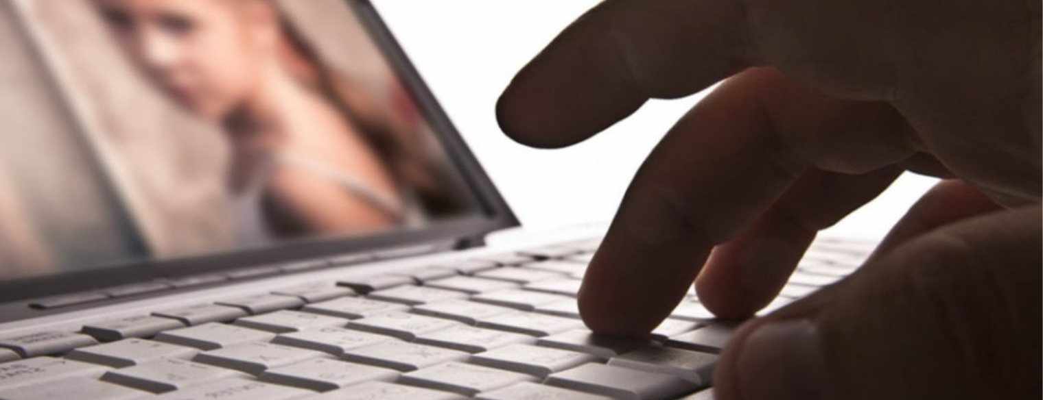Χειροπέδες σε 47χρονη που απέστειλε βίντεο σεξουαλικής κακοποίησης ανηλίκων