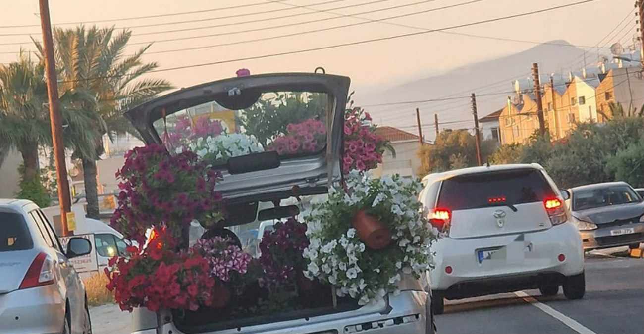 Όχημα «μετατράπηκε σε ανθοπωλείο» και έκοβε βόλτες στους δρόμους της Κύπρου