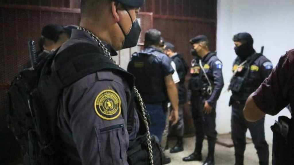 Τρεις έφηβες, μέλη συμμορίας, συνελήφθησαν την ώρα που αποκεφάλιζαν 15χρονο κορίτσι