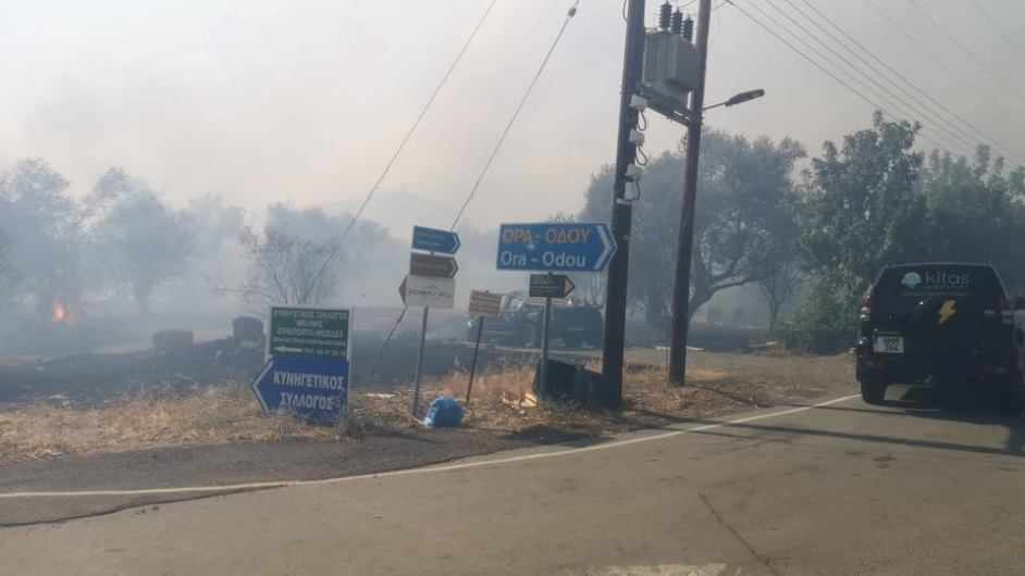 Επεκτάθηκε και στην κοινότητα Μελίνης η φωτιά που μαίνεται στον Αρακαπά