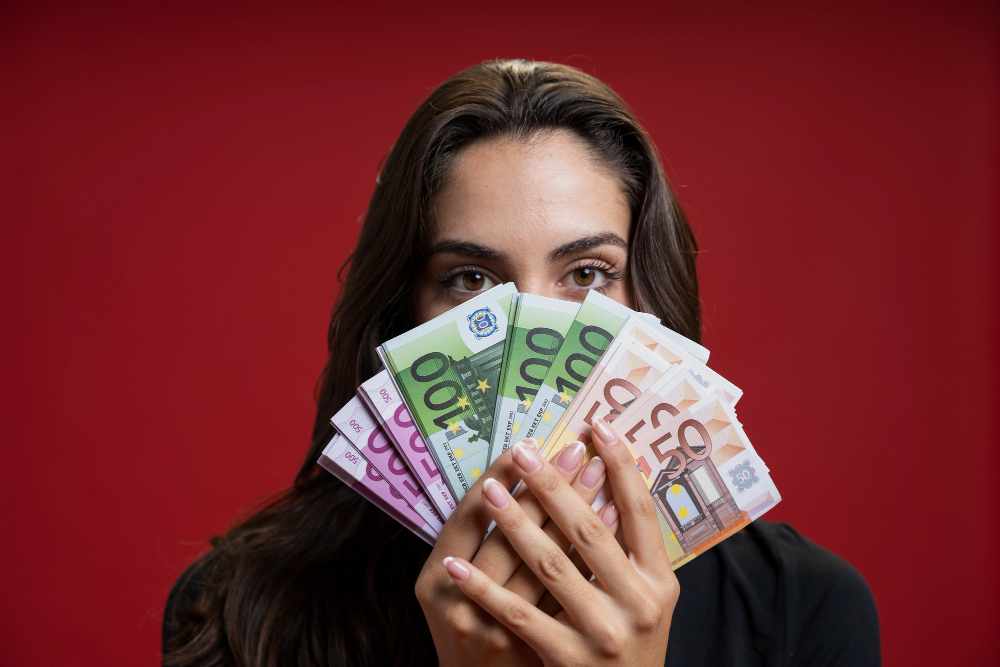 Λευκωσία: Μαθητής πήγε στο σχολείο με.. €15χιλ σε μετρητά και τα μοίραζε!