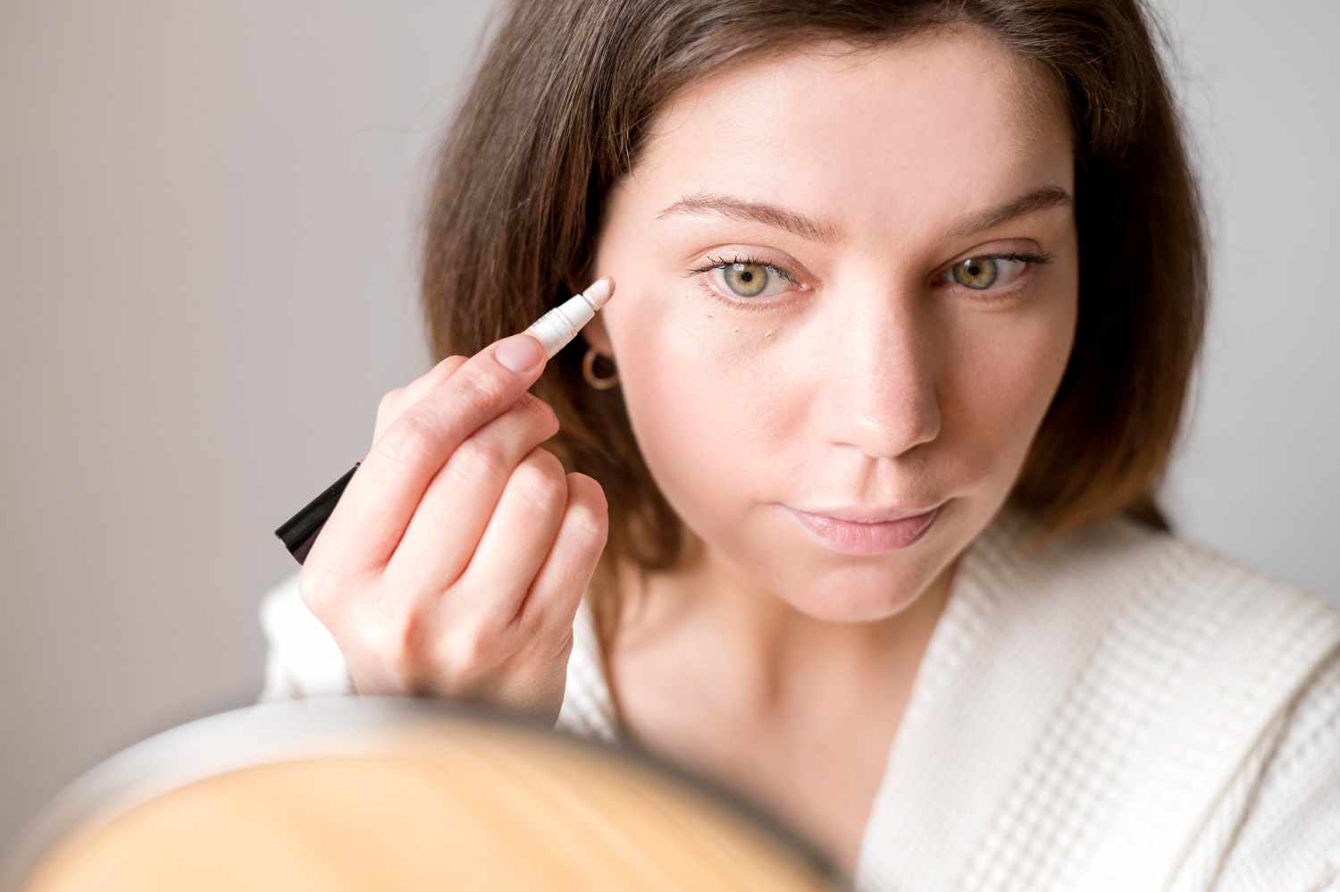 4 λάθη στην τοποθέτηση concealer που σε κάνουν να δείχνεις πιο μεγάλη