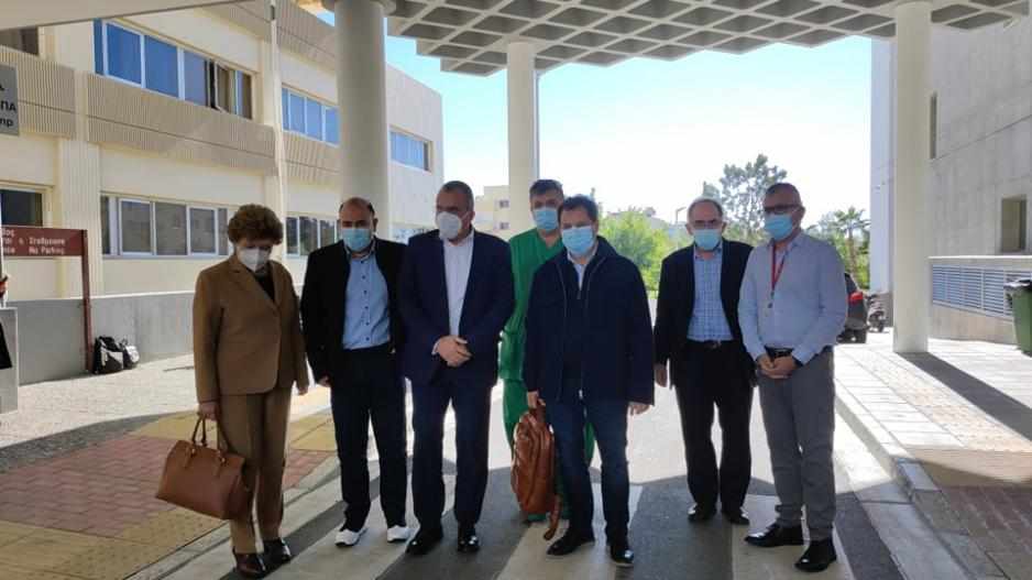 "Μην πυροβολείτε" γιατρούς και νοσηλευτές διαμηνύει ο Υπουργός Υγείας