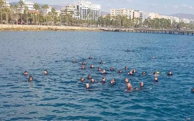 Κολύμπησαν στα παγωμένα νερά για τους «Μικρούς Ήρωες»