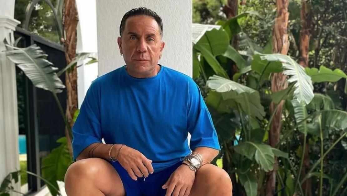 Μαζωνάκης: Πόζαρε ολόγυμνος στην παραλία