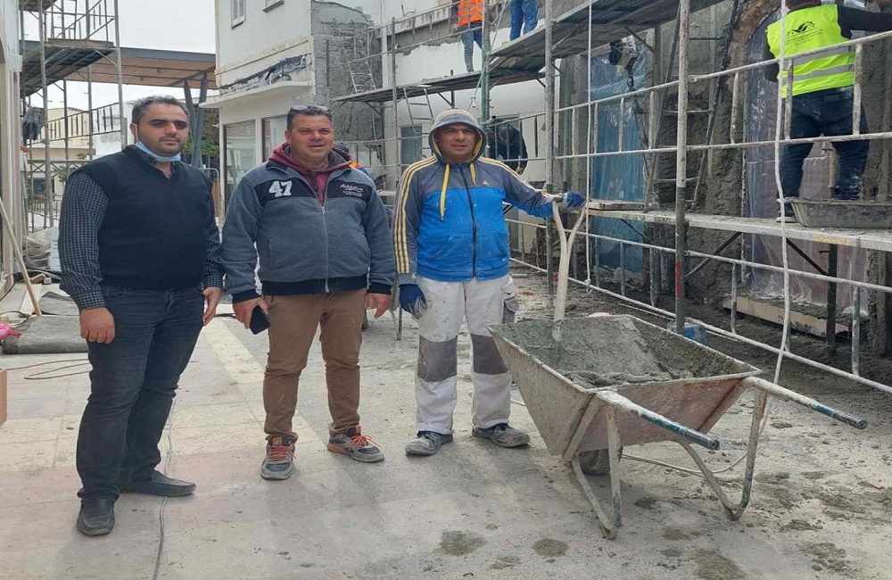 Σύροι εθελοντές αποκαθιστούν διατηρητέο κτήριο στη Δημοτική Αγορά