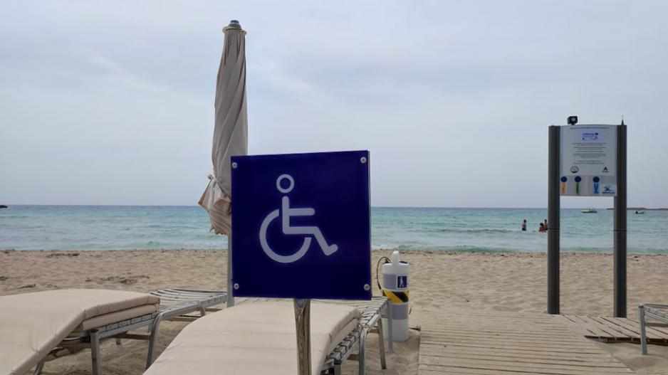 Η πρώτη προσβάσιμη παραλία για άτομα με προβλήματα όρασης στην Αγία Νάπα