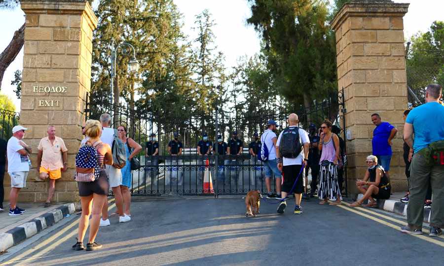 Ειρηνική διαμαρτυρία έξω από το Προεδρικό