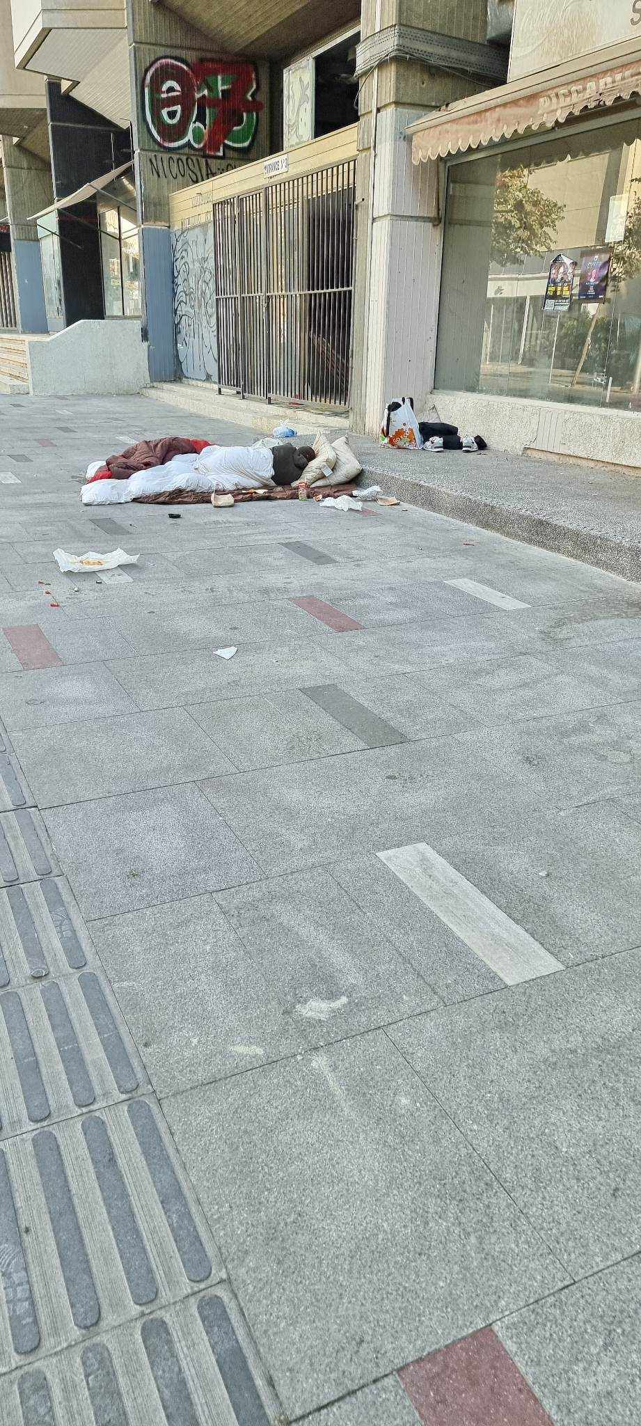 ΛΕΥΚΩΣΙΑ: Πατέρας και γιος κοιμούνται στο πεζοδρόμιο σε πολυσύχναστη οδό