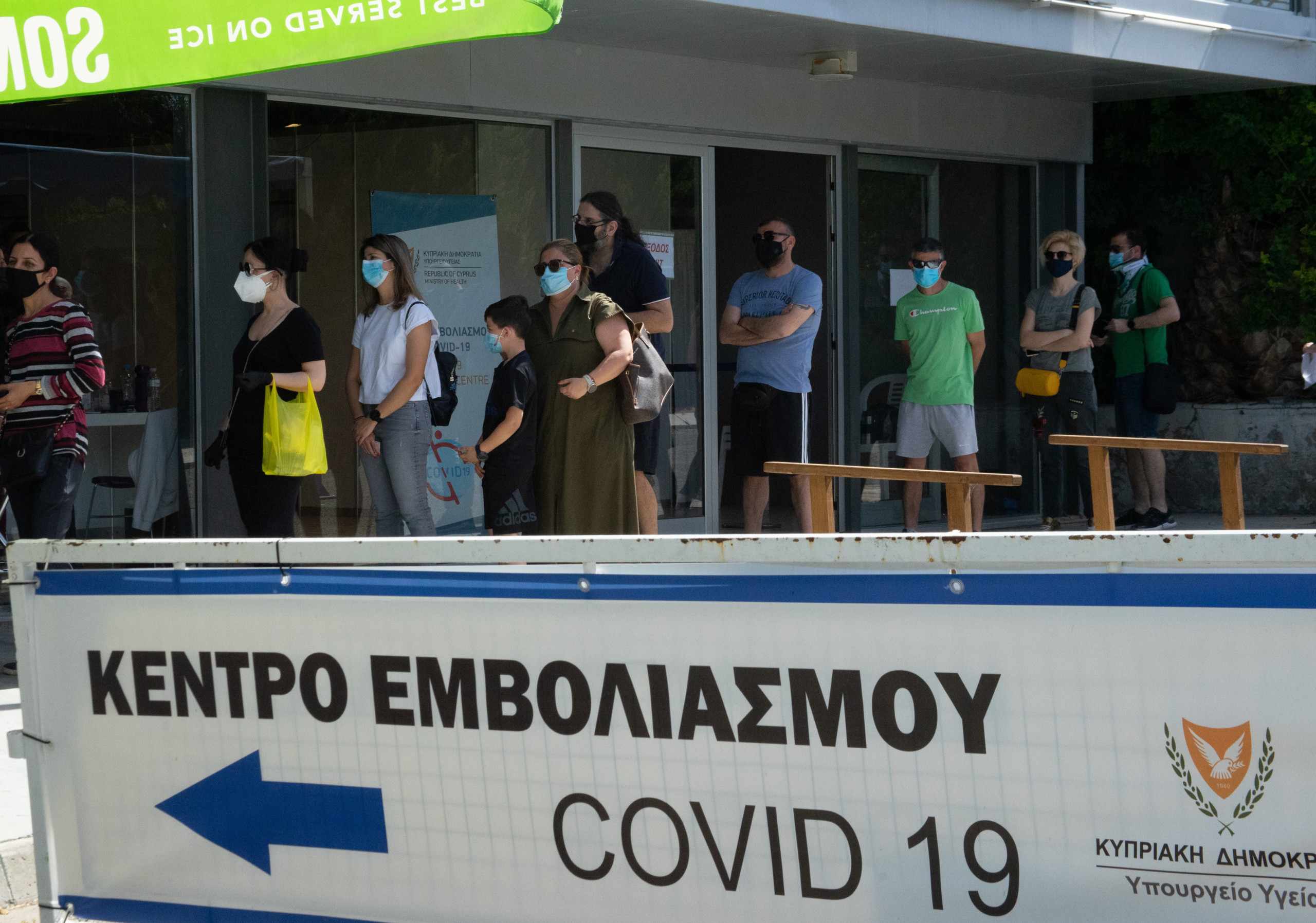 Γυναίκα στην Κύπρο πέθανε ενώ περίμενε να εμβολιαστεί