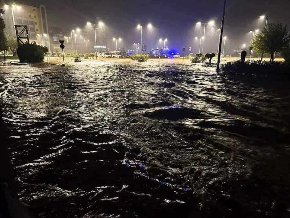 Μια ελληνική πόλη βούλιαξε στη λάσπη και στα μπάζα
