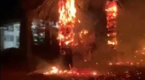 ΕΚΤΑΚΤΟ: Πυρκαγιά μέσα σε σχολείο- Πήγαν να το κάψουν