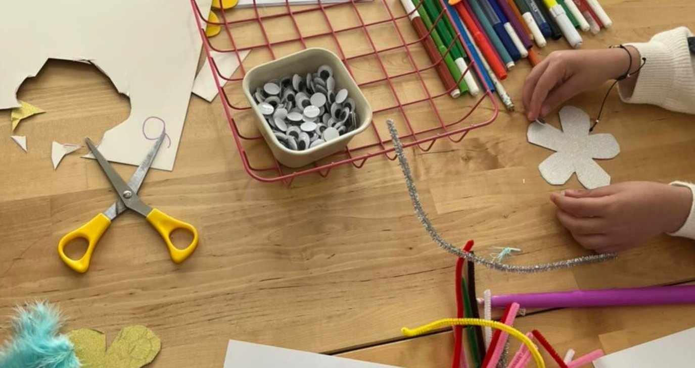 Τα παιδιά φτιάχνουν τις δικές τους Πασχαλινές λαμπάδες σ' αυτό το workshop