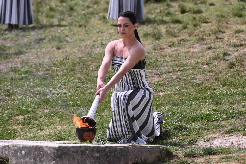 Πραγματοποιήθηκε το πρωί η τελετή αφής της Ολυμπιακής φλόγας