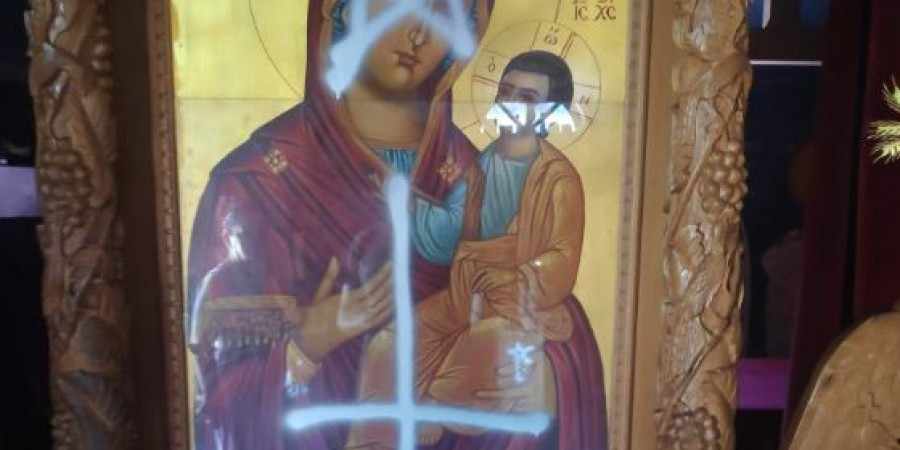Γυναίκα μπήκε σε εκκλησάκι δήθεν για να προσευχηθεί και… κατέστρεψε τις εικόνες της Παναγίας
