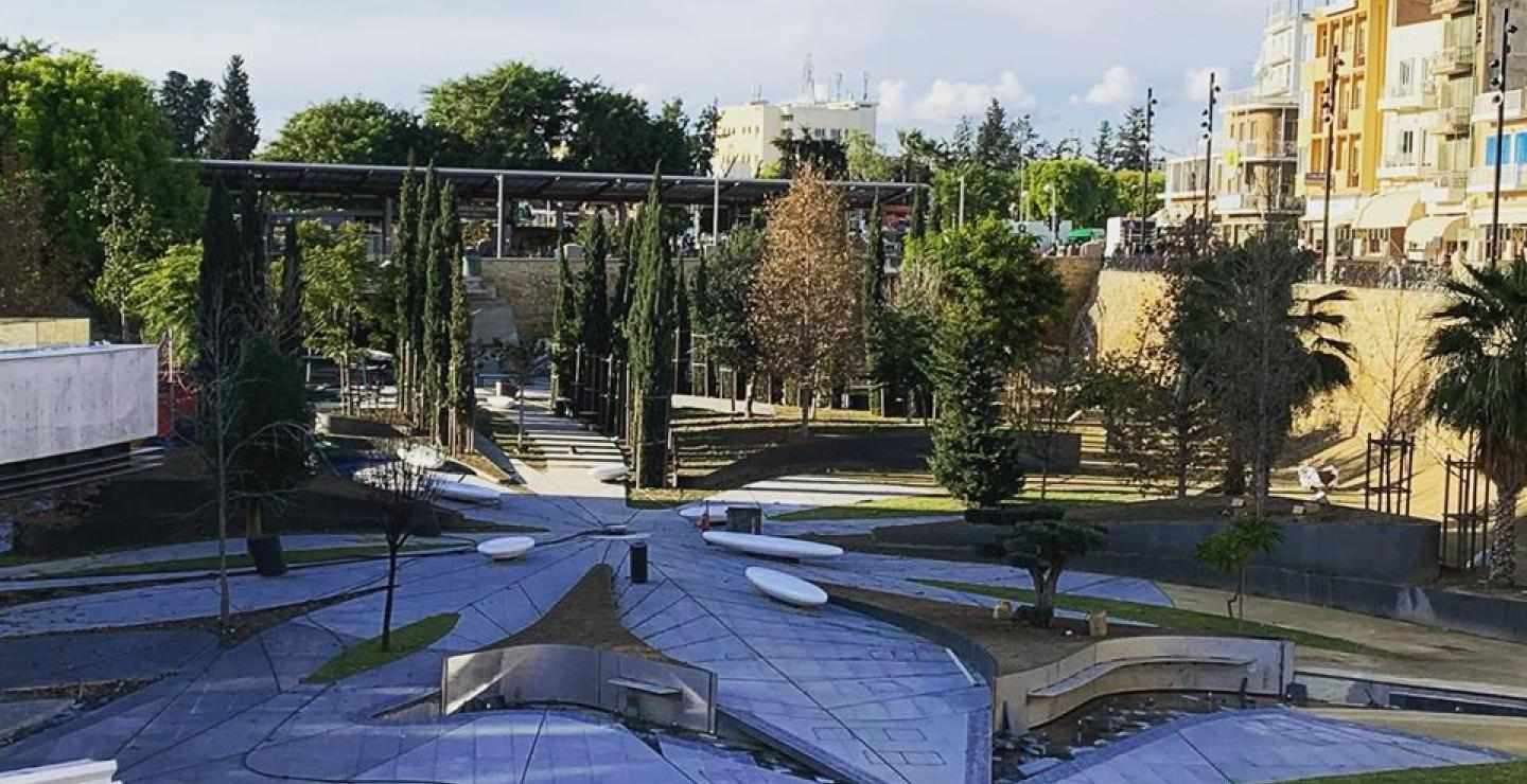 Δείχνει τις κακοτεχνίες η πλατεία ελευθερίας