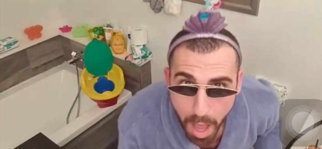 O DJ Andrew S έκανε live από την τουαλέτα (!) του σπιτιού του