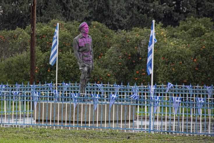 Άγνωστοι έβαψαν (ξανά) ροζ τον ανδριάντα του Γρίβα