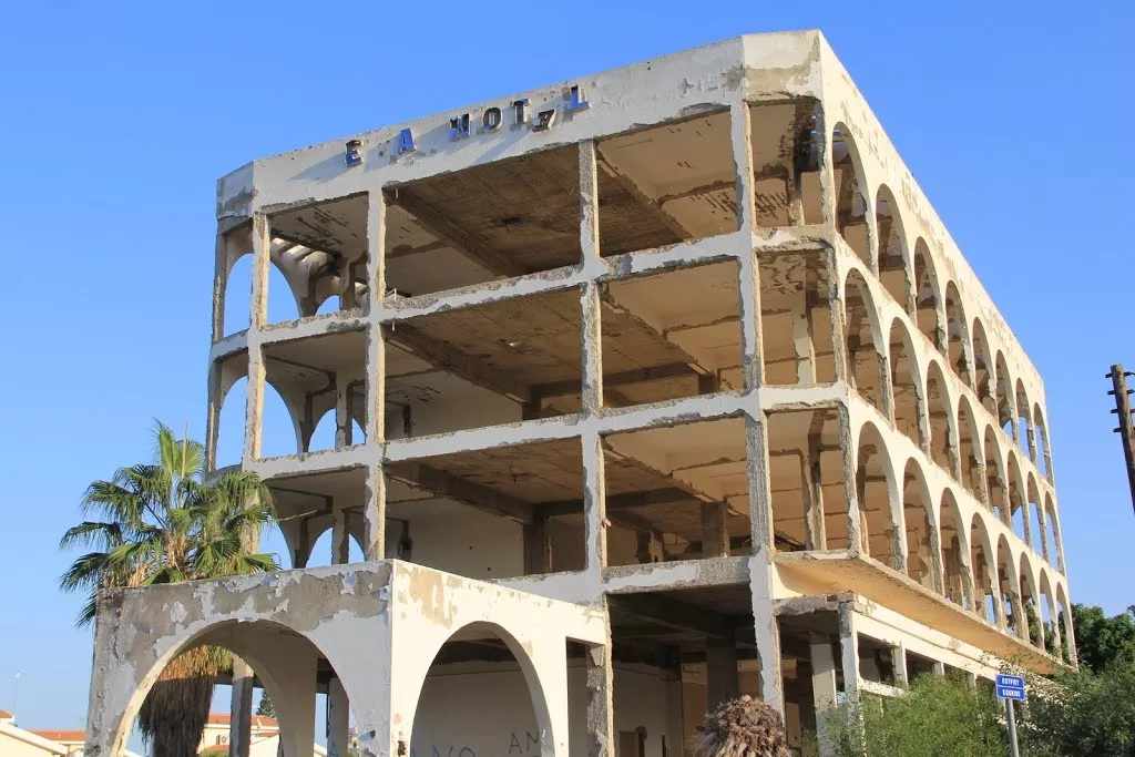 Άδεια κατεδάφισης για ξενοδοχείο στην Ορόκλινη