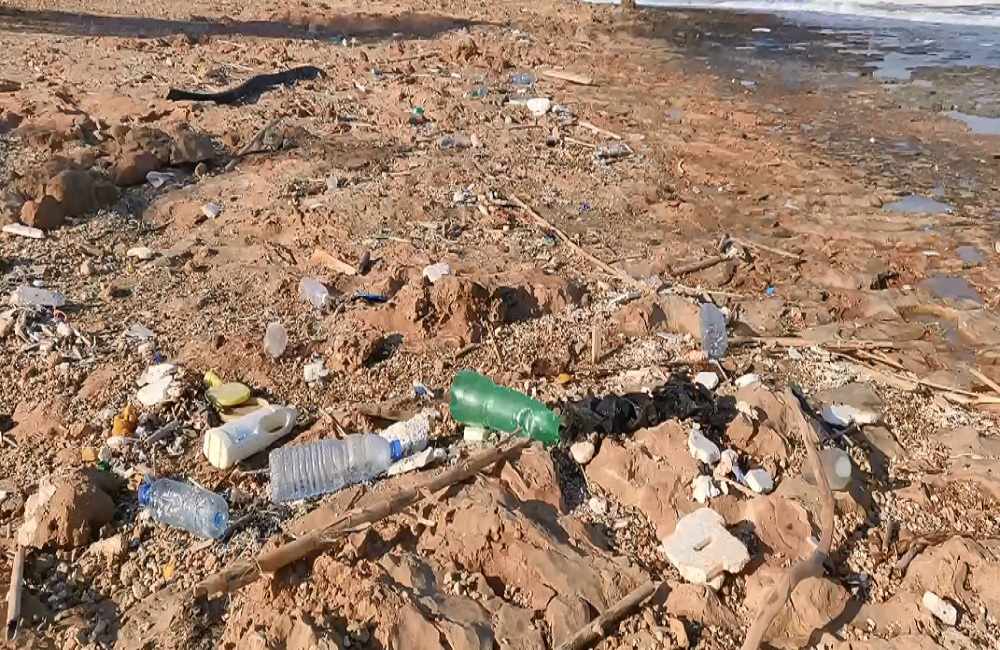 Γεμάτη σκουπίδια η παραλία Αιγιαλός