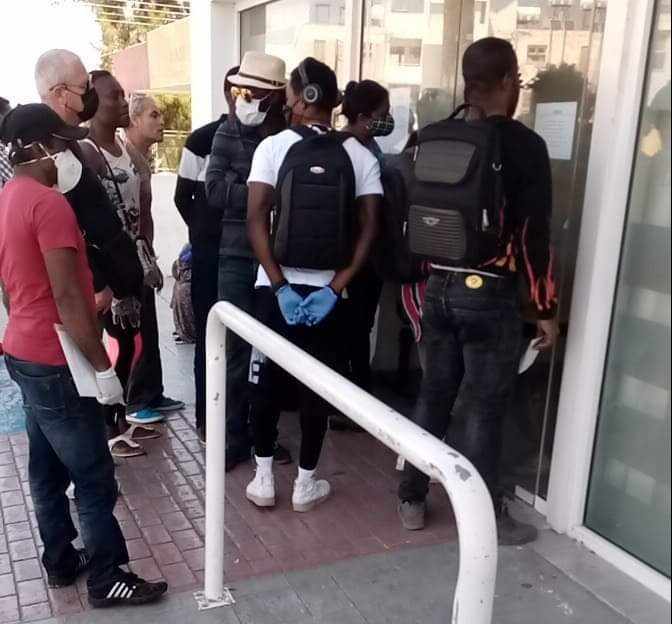 Αλλοδαποί κατασκηνώνουν απο βραδύς έξω απο το Γραφείο Κοινωνικών Υπηρεσιών, προκειμένου να πάρουν σειρά και να αποφύγουν την ουρά